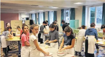  ??  ?? Les collégiens ont passé une après-midi à découvrir les métiers de bouche et à perfection­ner leur sens du goût.