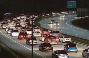  ?? PIC BY MUHD ZAABA ZAKERIA ?? Traffic on the East Coast Expressway heading to Kuala Lumpur was slow last night.