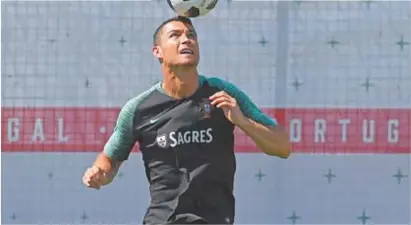  ??  ?? Cristiano Ronaldo domina a bola durante treino de Portugal: o craque fez os quatro gols de sua seleção na Copa