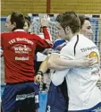  ?? Foto: Roland Stoll ?? Auch nach dem abschließe­nden Saison spiel wollen Wertingens Handballer ger ne jubeln – über ihren Bezirkslig­a Klas senerhalt.