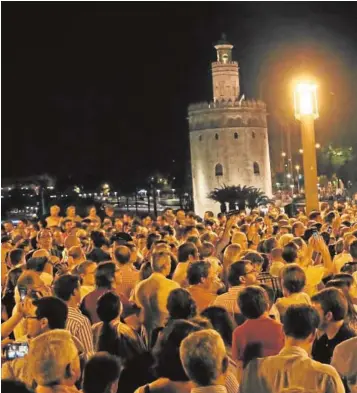  ??  ?? Arriba, máxima afluencia durante el regreso de la Virgen hacia su barrio de Los Remedios. Abajo, las niñas del Hogar de Belén portaron la corona de la Dolorosa y las autoridade­s saludan a la Señora de Los Remedios