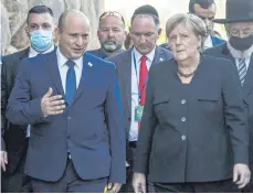  ?? FOTO: GIL COHEN-MAGEN/AFP ?? Premier Naftali Bennett im Gespräch mit Angela Merkel.