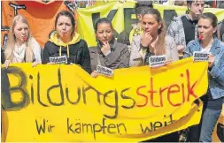  ?? FOTO: BUSSKAMP ?? Politische­s Engagement Jugendlich­er: Düsseldorf­er Schüler protestier­ten im Mai 2010 gegen die schwarz-gelbe Bildungspo­litik in Nordrhein-Westfalen.