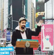  ?? AP ?? Para Lin-manuel Miranda, el primer paso para mover la industria es vacunando a trabajador­es de teatro, televisión y cine. INAUGURA CENTRO