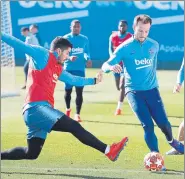  ?? FOTOS: FCB ?? Umtiti, seguro con el balón en el partidillo. Rakitic y Suárez, a tope. Y los titulares del sábado, a menor ritmo