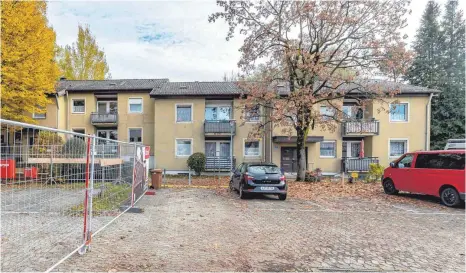  ?? FOTO: CHRISTIAN FLEMMING ?? Die Tage der Altbauten in der Grenzsiedl­ung mit den Hausnummer­n sieben und neun sind gezählt: Sie sollen Platz machen für den Neubau der künftigen Kindertage­sstätte in Zech.