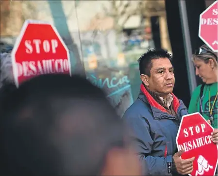  ??  ?? Debido a la crisis, cada vez son más las familias que no pueden hacer frente al pago de sus cuotas hipotecari­as