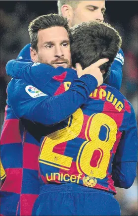  ?? FOTO: MANEL MONTILLA ?? 2020 Messi abraza a Riqui Puig tras marcar el gol ante el Granada