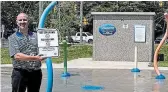  ?? JANE NAYLOR PETERBOROU­GH PUBLIC HEALTH ?? Keith Beecroft, a health promotor on the environmen­tal health team at Peterborou­gh Public Health, stands by the Kinsmen Splash Pad Playground with a no smoking sign.