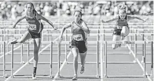  ?? DAVID KADLUBOWSK­I/ AZCENTRAL SPORTS ?? Emily Shieh (center) of Valley Christian wins the girls 100 hurdles Saturday.