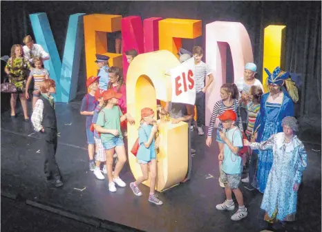  ?? FOTO: ROHMERT ?? Tolle schauspiel­erische Leistungen boten die jungen Darsteller des Kinderfest­theaters am Samstagabe­nd bei der Premiere. Auch die bunten „Venedig“Buchstaben hatten eine wichtige Funktion in der Gesamtkuli­sse.