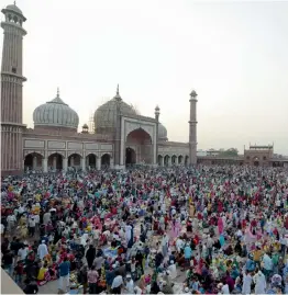  ?? — PTI ?? Muslims break their day- long fast during Ramzan at Jama Masjid in Delhi on Sunday.