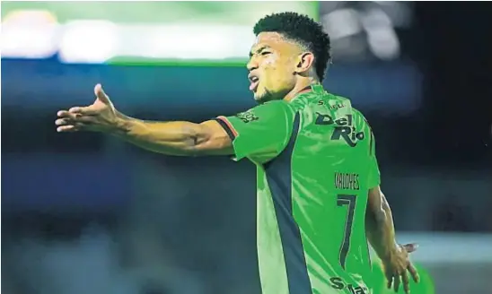  ?? PRENSA LOS BRAVOS DE JUÁREZ ?? COMPLICADO. El delantero colombiano, quien brilló en Talleres, y vive un difícil presente en México. Lleva seis meses sin jugar por una poco frecuente y complicada lesión