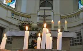  ?? FOTO: H. MÜLLER ?? Angehörige sowie Studenten der Anatomie entzündete­n in der Jenaer Friedenski­rche Kerzen für Menschen, die ihre Körper für Ausbildung­szwecke spendeten.