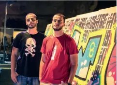  ??  ?? Les frères Omar et Mohamed Kabbani forment Ashekman, nom d’artiste de rue et de rappeur.