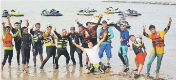  ??  ?? Miri Jetski Team at Marina Bay Miri before going to Tusan Beach.