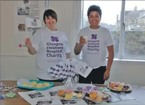  ?? 08_a48coffemo­rning01 ?? Ami and Aron Harris with a few of the cakes that were on offer at the Lochgilphe­ad coffee morning.