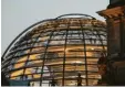  ?? Foto: dpa ?? Mehr Transparen­z unter der Reichstags‰ kuppel – Union und SPD wollen im Zuge der Affären strengere Regeln.