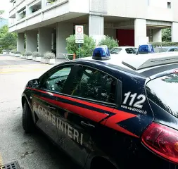  ??  ?? Al lavoro I carabinier­i di Peschiera sono intervenut­i dopo la rapina in villa