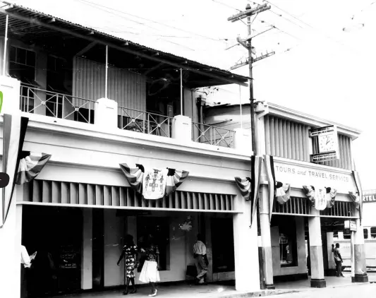  ?? GLEANER PHOTOS ?? Above: Draped and hung in attractive ways, the national colours of these Harbour Street decoration­s were pleasing to the eye.