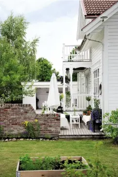  ??  ?? Unten Über eine große Terrasse gelangt man in den Garten, in dem Linnea und Geir ihr Gemüse selbst anbauen.