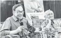  ?? — Gambar Bernama ?? PELANCARAN BUKU: Anwar (kiri) berucap pada Majlis Pelancaran Buku ‘A People’s History of Malaysia’ di Kuala Lumpur, semalam.