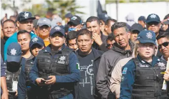  ??  ?? Agentes de la Policía Federal solicitaro­n una suspensión para que no sean afectados sus derechos laborales ni se les deje de pagar hasta que se decida si su incorporac­ión a la Guardia Nacional es o no constituci­onal.