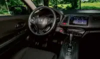  ??  ?? THE INTERIOR of the Honda HR-V goes for the classic performanc­e-oriented appeal.