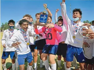  ?? JIM THOMPSON/JOURNAL ?? Rio Rancho’s boys soccer team celebrates its 1-0 victory over Albuquerqu­e High in the Class 5A boys state championsh­ip game played Saturday at UNM’s Robertson Field.