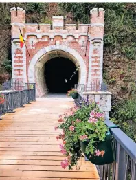  ?? FOTO: MINDERJAHN ?? Der ehemalige Eisenbahnt­unnel der Blegny-Mine in Dalhem ist seit Mitte 2020 als Teil eines Wander- und Radwegs wieder geöffnet. Er ist 144 Meter lang und beleuchtet.