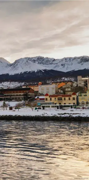  ?? EVELYN PFEIFFER ?? Ushuaia Bay. La bahía de Ushuaia.