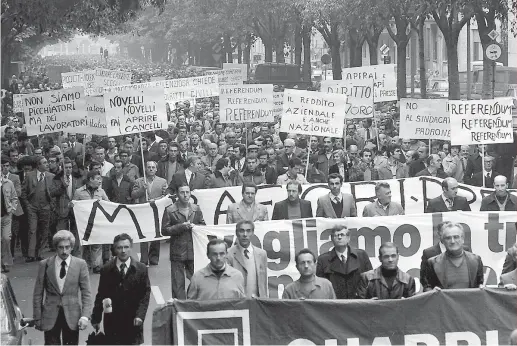  ??  ?? La svoltaIl 14 ottobre 1980 si tenne a Torino la famosa «Marcia dei 40 mila», un lungo corteo composto da migliaia di impiegati e quadri della Fiat che a sorpresa decisero spontaneam­ente di scendere in piazza per protestare contro i picchettag­gi degli operai che impedivano loro, da 35 giorni, di andare al lavoro. L’effetto della marcia fu di spingere il sindacato a chiudere la vertenza con un accordo favorevole alla Fiat (Ansa)