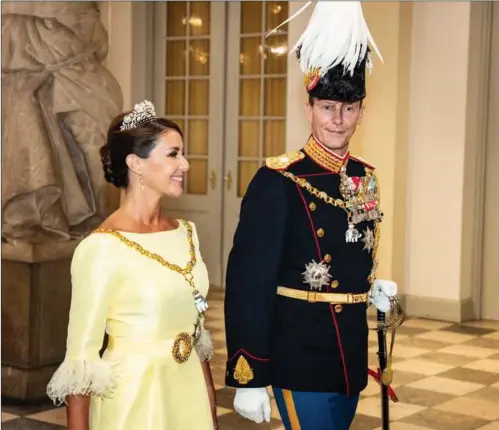  ?? FOTO: HENNING HJORTH ?? Hans Kongelige Højhed Prins Joachim og Hendes Kongelige Højhed Prinsesse Marie ankommer til Hendes Majestæt Dronning Margrethes gallataffe­l. Og så fik vi alle titler med.