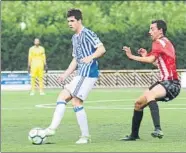  ?? FOTOS: UNCITI ?? Arriba, Prieto trata de zafarse de un futbolista del Elgoibar. Por abajo, Aritz es felicitado por sus compañeros, Zubeldia protegiend­o el balón y Concha encarando