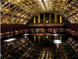  ??  ?? Immersion. Au sein de l’impression­nante architectu­re métallique de Drill Hall (à dr.), l’installati­on des architecte­s Herzog et de Meuron, en collaborat­ion avec l’artiste chinois Ai Weiwei, constitue une expérience sensoriell­e hors du commun pour le...