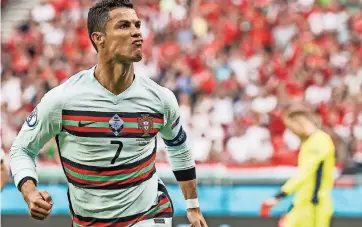  ??  ?? el delantero portugués Cristiano Ronaldo celebra tras anotar su segundo gol en la victoria contra Hungría por la Euro 2020