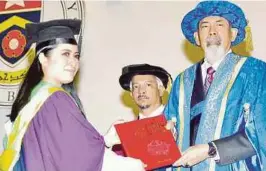  ?? [ FOTO MOHD ADAM ARININ / BH ] ?? Juhar menyampaik­an Ijazah Sarjana Sains kepada Kartini Sukarno pada Majlis Konvokesye­n Ke-19 di Dewan Canselori, UMS, Kota Kinabalu.