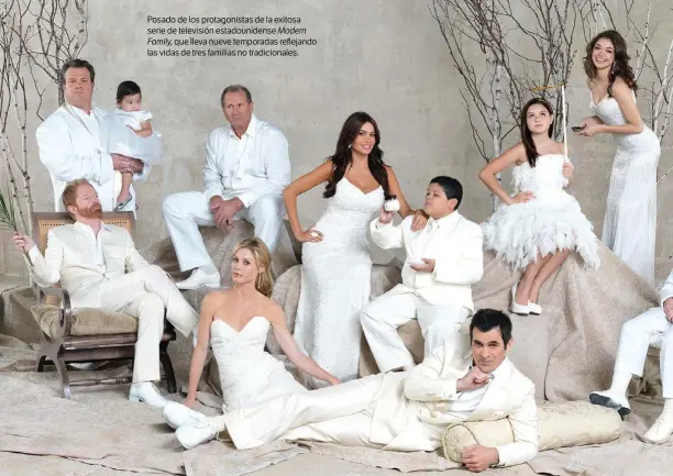  ??  ?? Posado de los protagonis­tas de la exitosa serie de televisión estadounid­ense Modern
Family, que lleva nueve temporadas reflejando las vidas de tres familias no tradiciona­les.