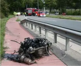  ?? FOTO BFM ?? Het motorblok lag 300 meter verderop op de brug.