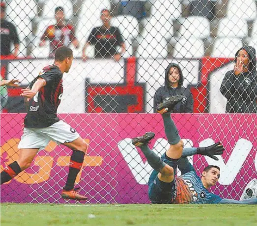  ??  ?? Após falhar, Gatito tentou puxar a bola, mas a arbitragem validou o gol do Furacão