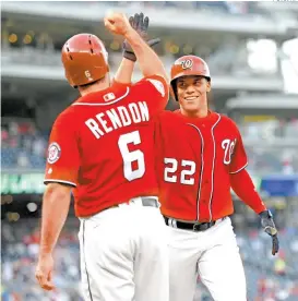  ??  ?? Un sonriente Juan Soto es recibido en home, luego de pegar su jonrón