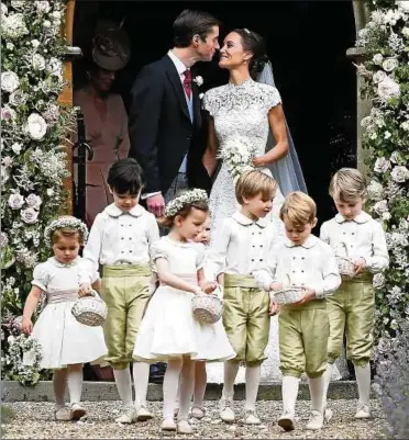  ??  ?? „Küss die Braut“, rufen die Schaulusti­gen hinter den Kameras: Pippa und James Matthews verlassen nach der Trauung als Ehepaar die St.-mark’s-kirche. Prinz George (. v. r.) wirkt hoch konzentrie­rt. Foto: WPA Pool