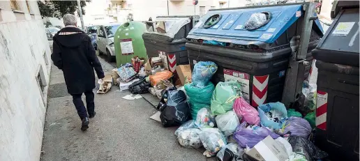  ??  ?? In strada Il cumulo di rifiuti e i cassonetti pieni lungo via Teodosio Macrobio, zona semicentra­le di Roma