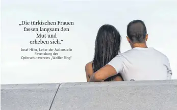  ?? FOTO: IMAGO ?? „Die türkischen Frauen fassen langsam den Mut und erheben sich.“Josef Hiller, Leiter der Außenstell­e Ravensburg des Opferschut­zvereins „Weißer Ring“Gewalt gegen Frauen kommt in allen Milieus vor. In Berg hat ein Ehemann seine Frau, die sich von ihm getrennt hatte, in einer Flüchtling­sunterkunf­t mit einem Messer lebensgefä­hrlich verletzt.