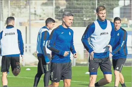  ?? XAVIER GÓMEZ ?? Salva Sevilla y Baptistão conversand­o animosamen­te durante el entrenamie­nto de ayer