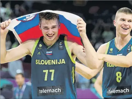  ?? FOTO: EFE ?? Doncic y Muric, exultantes tras la clasificac­ión para la final. Eslovenia tiene en esta final una ocasión histórica