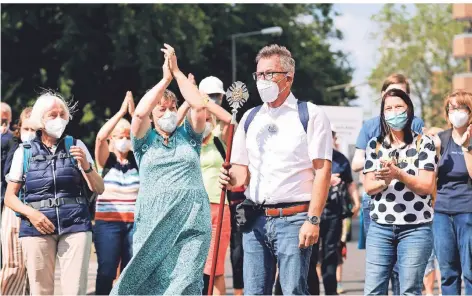  ?? FOTO: CHRISTOPH HARDT/IMAGO ?? Die Ankunft der Pilgergrup­pe um den Dormagener Pfarrer Klaus Koltermann in Köln.