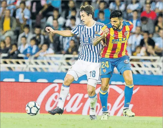  ?? FOTO: UNCITI ?? Mikel Oyarzabal protege el balón con su cuerpo ante Garay en una de las acciones del encuentro de ayer, en el que asistió y marcó su segundo gol