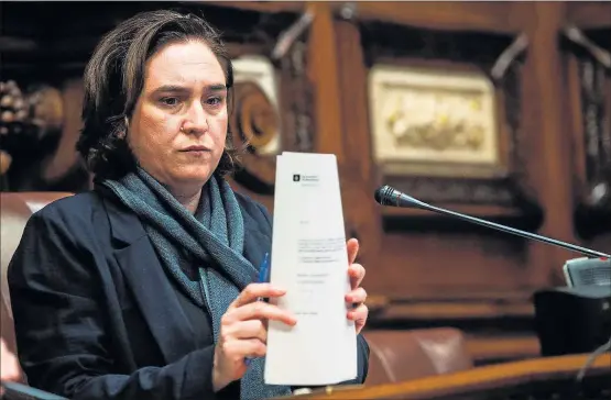  ?? EFE ?? La alcaldesa de Barcelona, Ada Colau, durante un Pleno hace 10 días convocado para exigir a los jueces la excarcelac­ión de los líderes de ANC y Òmnium.