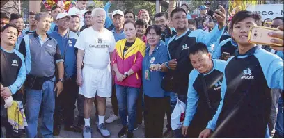  ??  ?? Alfredo Lim poses with volunteers helping gather garbage at the Baywalk along Roxas Boulevard on Saturday. On his left is National Parks Developmen­t Committee executive director Penelope Belmonte, who led a cleanup activity for NPDC personnel.
